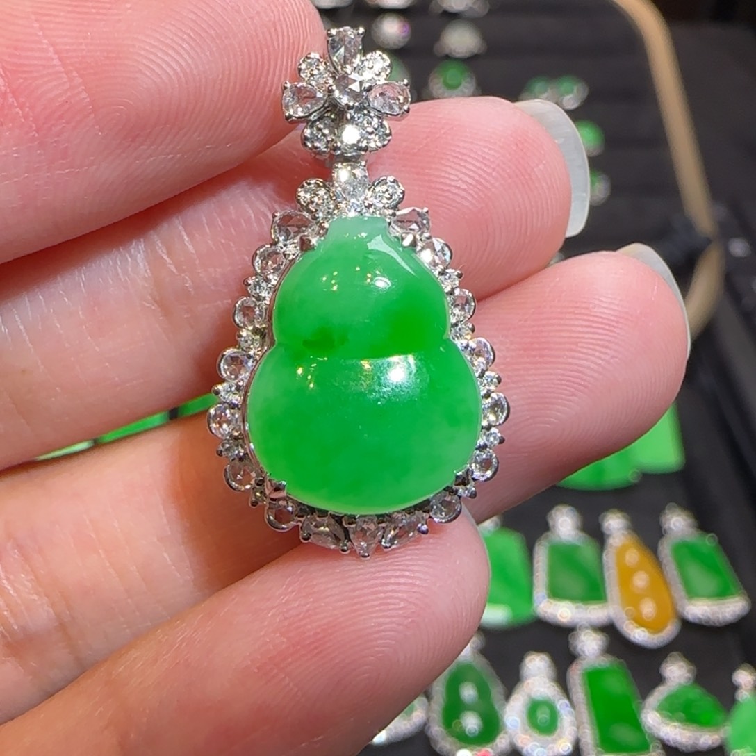 翡翠18K金镶嵌颈饰吊坠