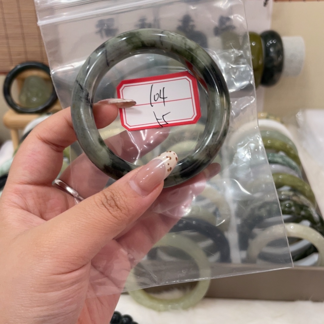 蛇纹石玉手镯未镶嵌