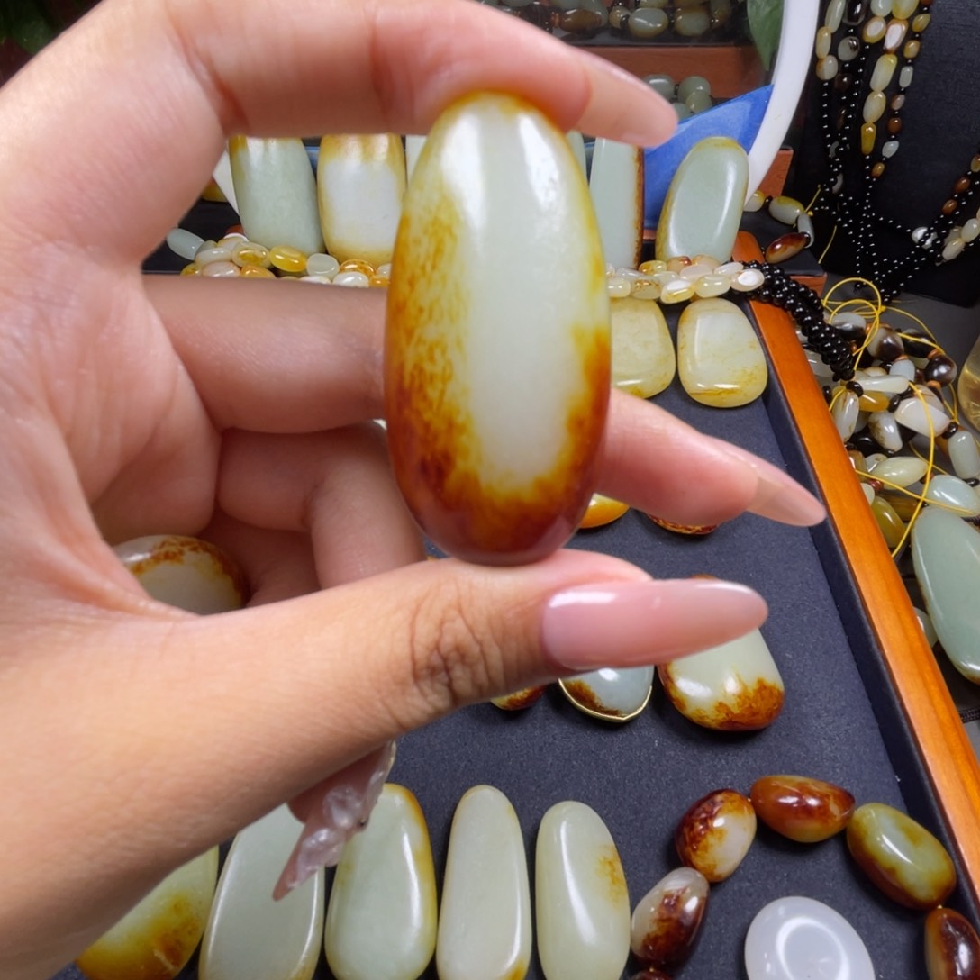 和田玉未镶嵌颈饰一**光