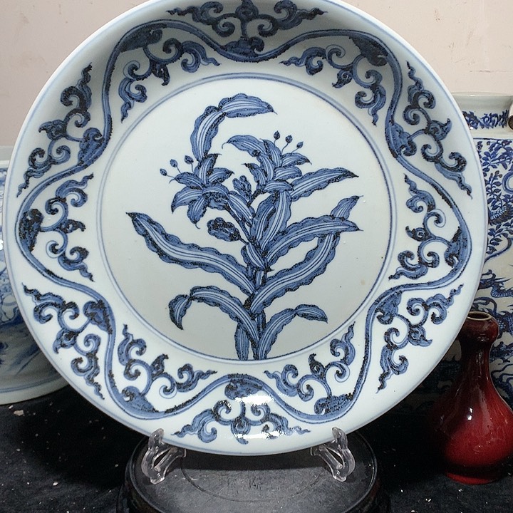盘青花花卉图案瓷盘