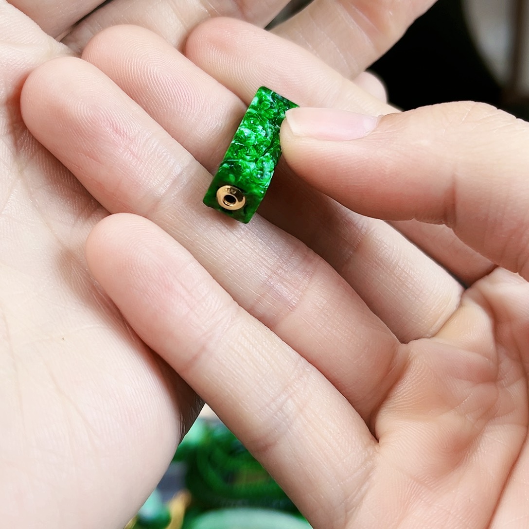 翡翠颈饰18K金镶嵌吊坠多样性