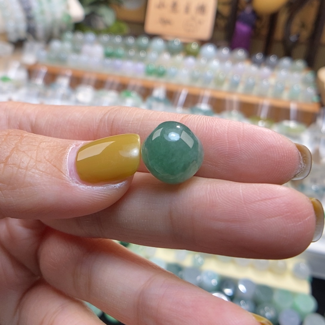 翡翠未镶嵌颈饰湖绿