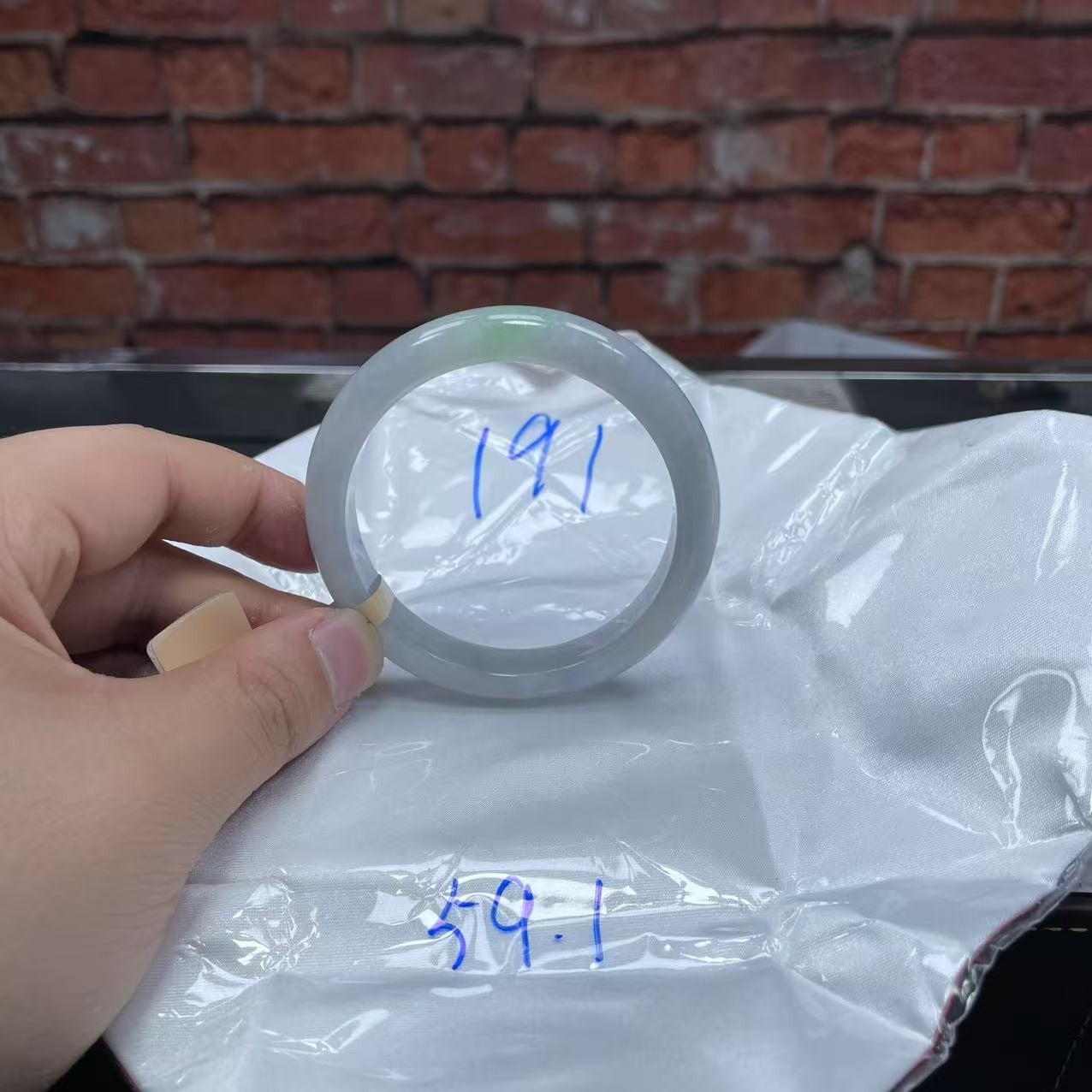 毛货手镯需精细抛光/191