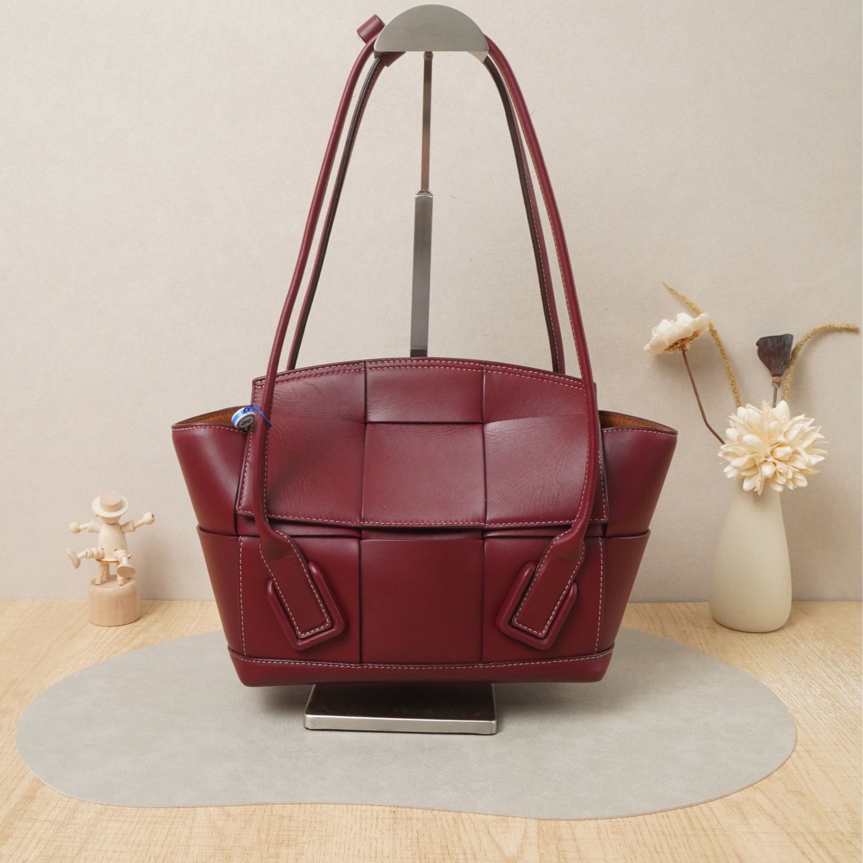 95新 BOTTEGA VENETA/葆蝶家 Arco33编织手提腋下包紫红/DS100981