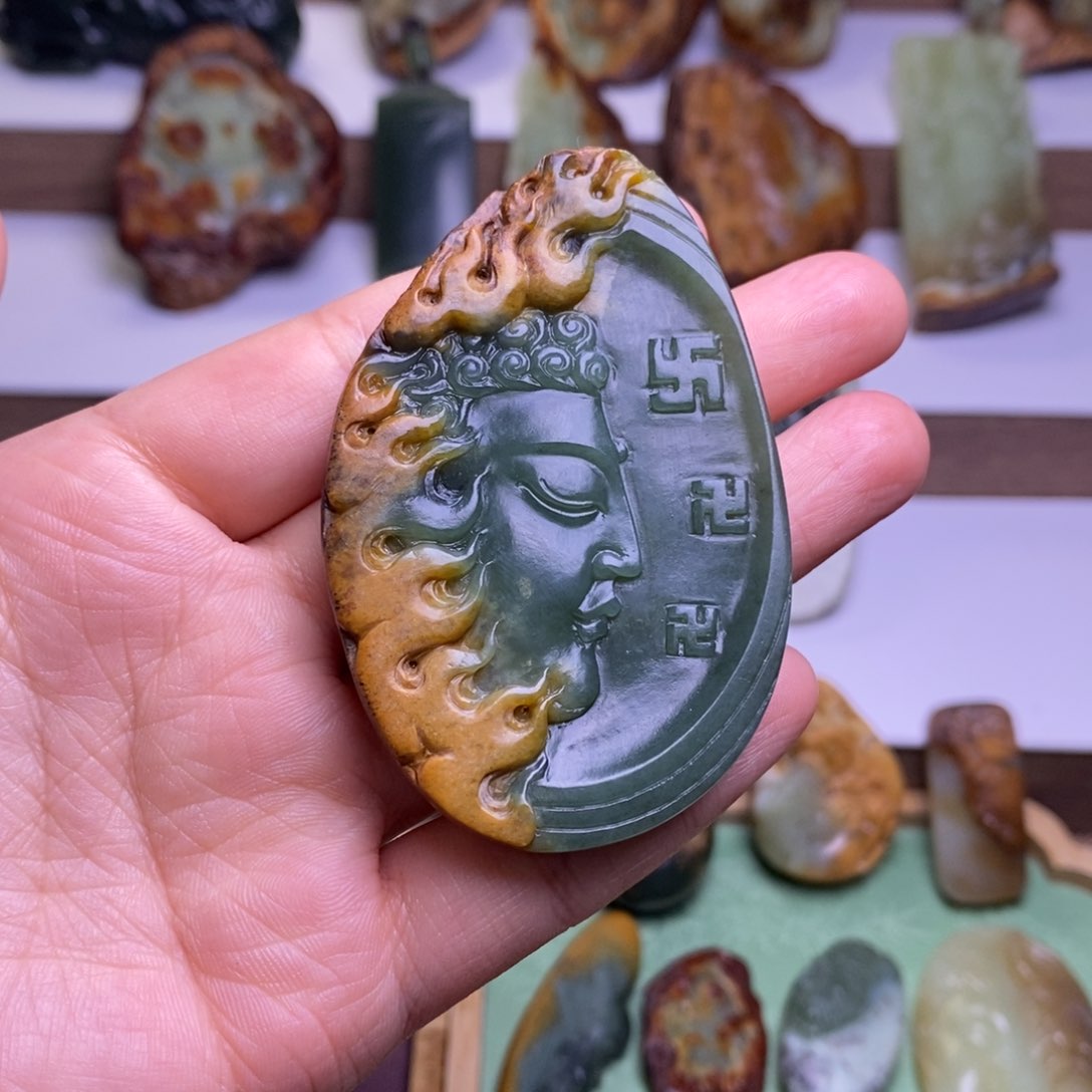 未镶嵌岫岩河磨玉（透闪石质玉）挂件爱****狗