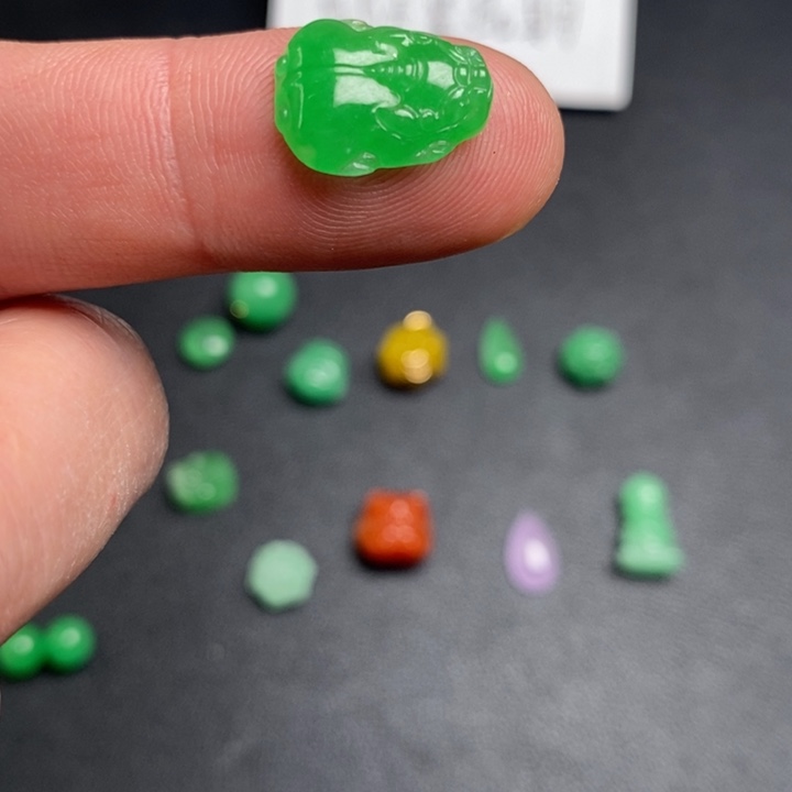 丹***姿翡翠未镶嵌颈饰挂件