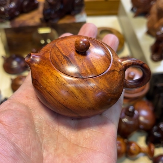 黄花梨/降香黄檀把件叼***鱼黄花梨