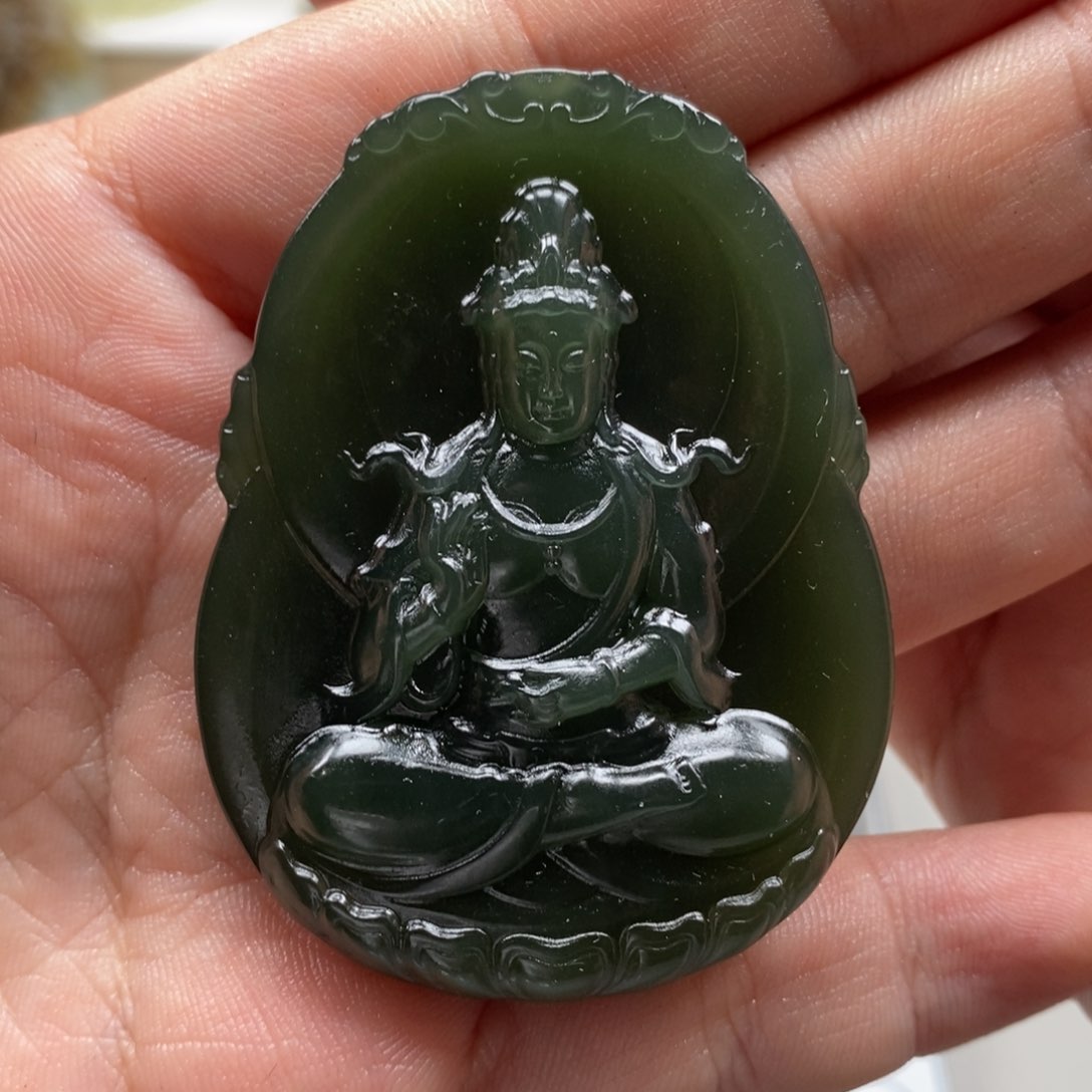 和田玉颈饰未镶嵌风****?