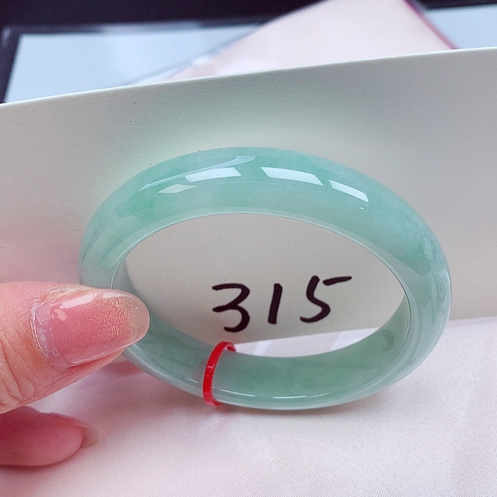 翡翠手镯未镶嵌翡翠