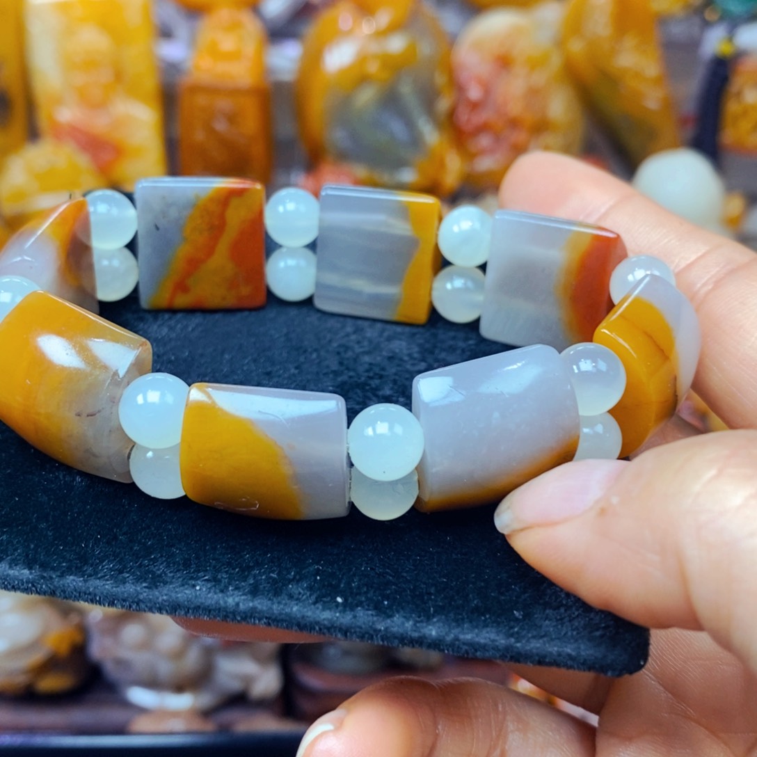 未镶嵌石英质玉（黄龙玉）颈饰