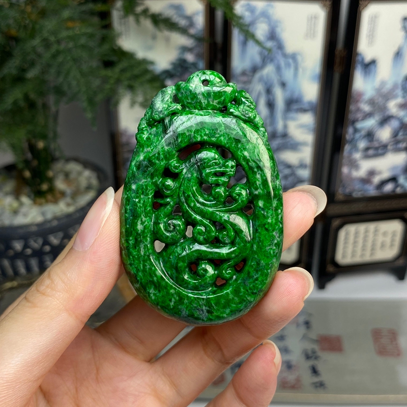 满绿镂空灵猴献瑞挂件 天然翡翠A货  