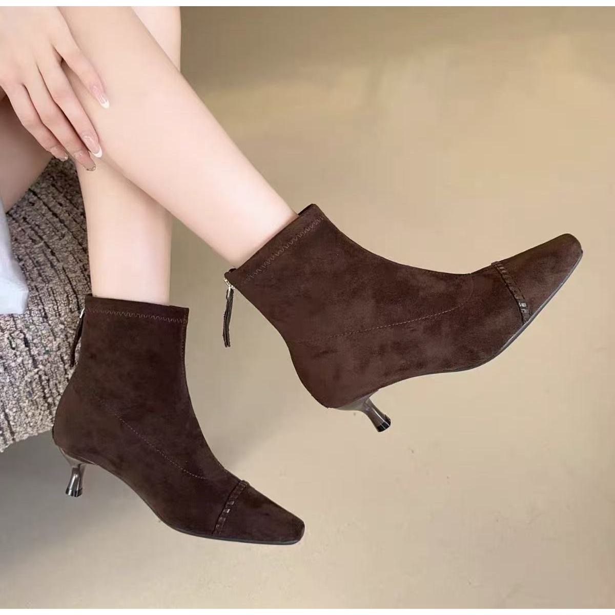 C9360 棕色  时尚秋冬气质细跟尖头后拉链时装短靴 
