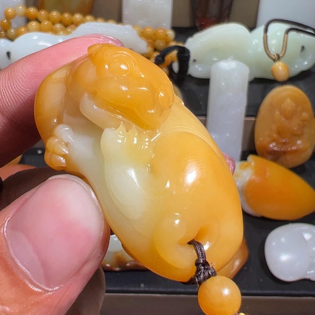 和田玉颈饰未镶嵌考***姐