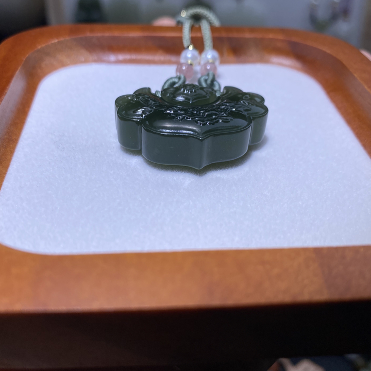 纯天然和田玉冰透高冰女款荷花锁双面可戴