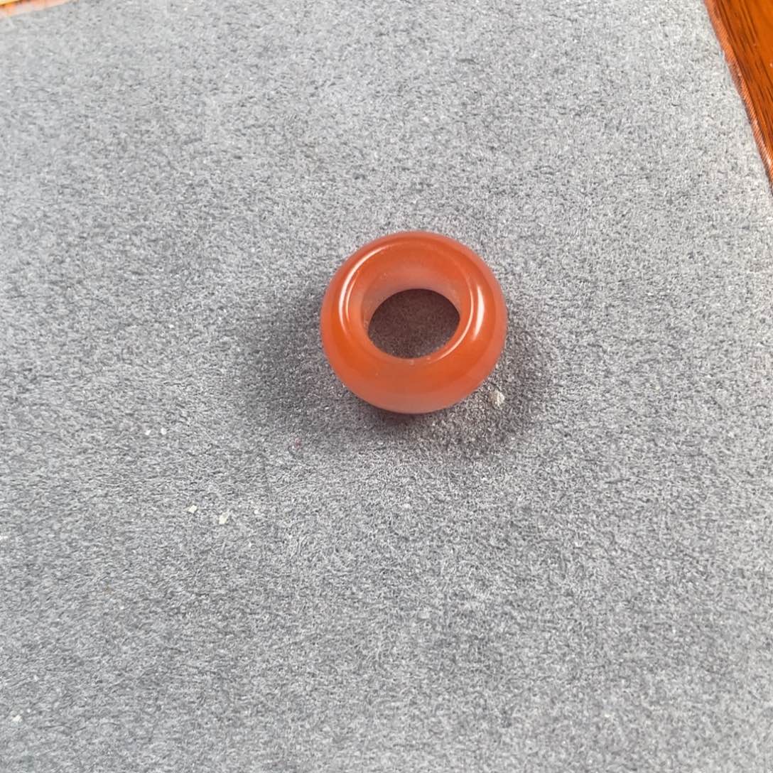 南红玛瑙跑环卡7.2内径未镶嵌雪***。