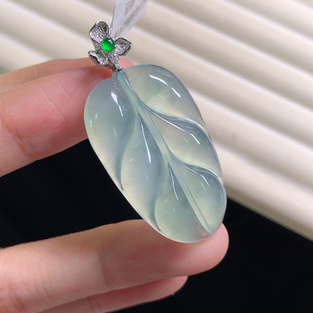 翡翠颈饰18K金镶嵌冰绿叶子