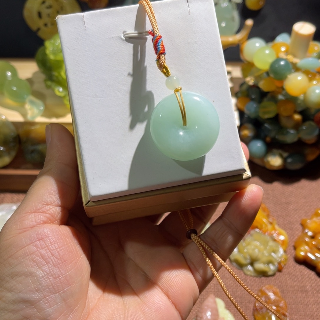 蛇纹石玉未镶嵌颈饰