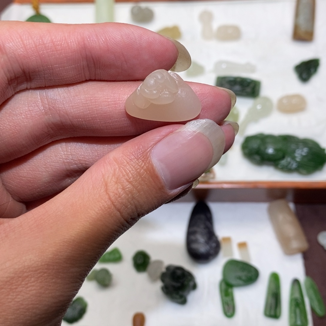 威***咪和田玉未镶嵌颈饰