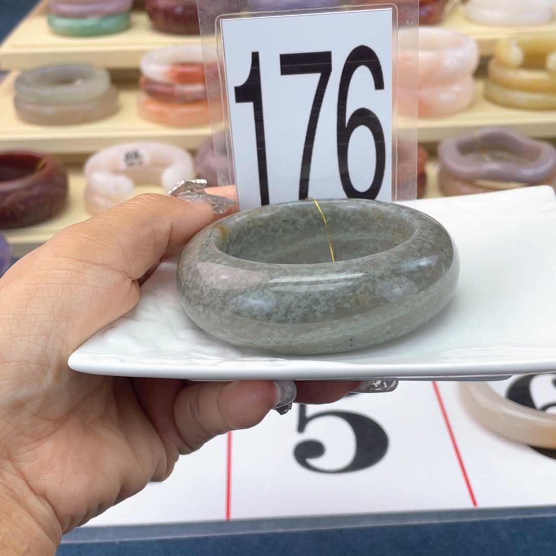 未镶嵌手镯石英岩玉