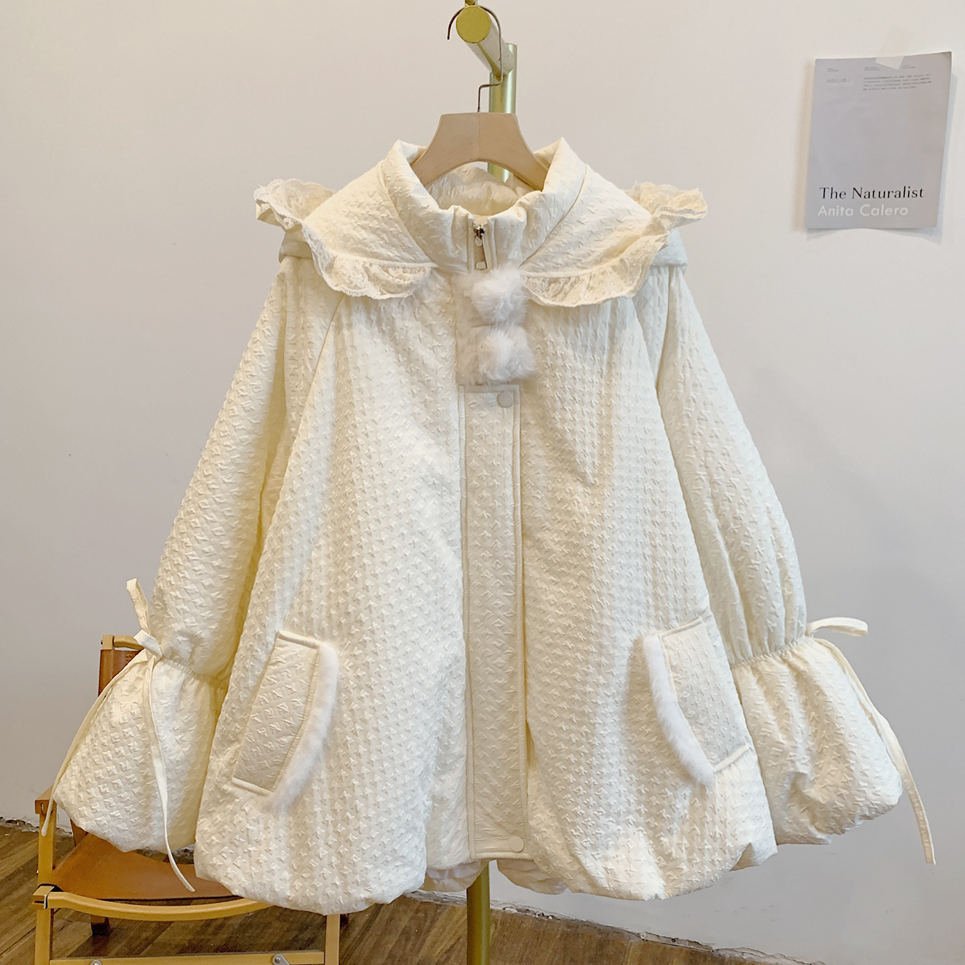 奶芙-球球Y4112夹棉方块纹毛条蝴蝶结蕾丝边连帽棉衣