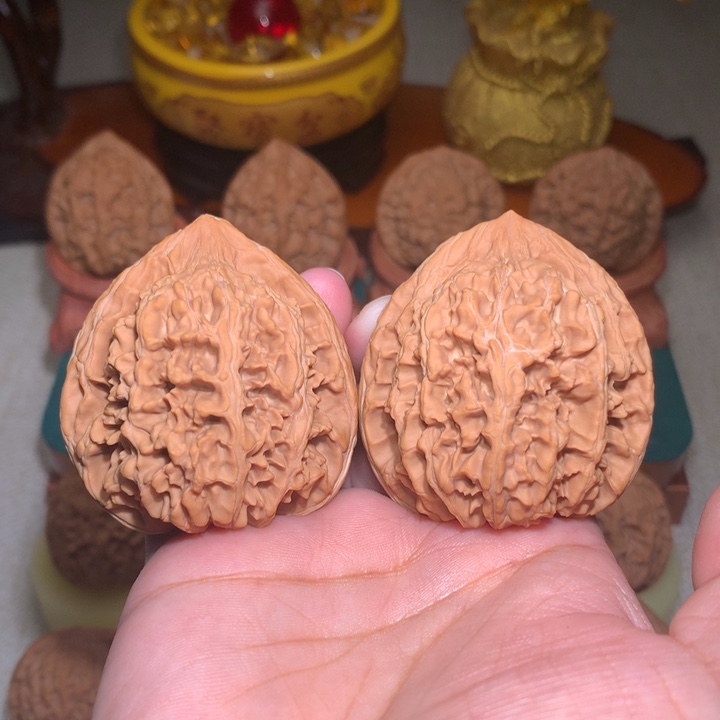 文玩核桃把件玉麒麟