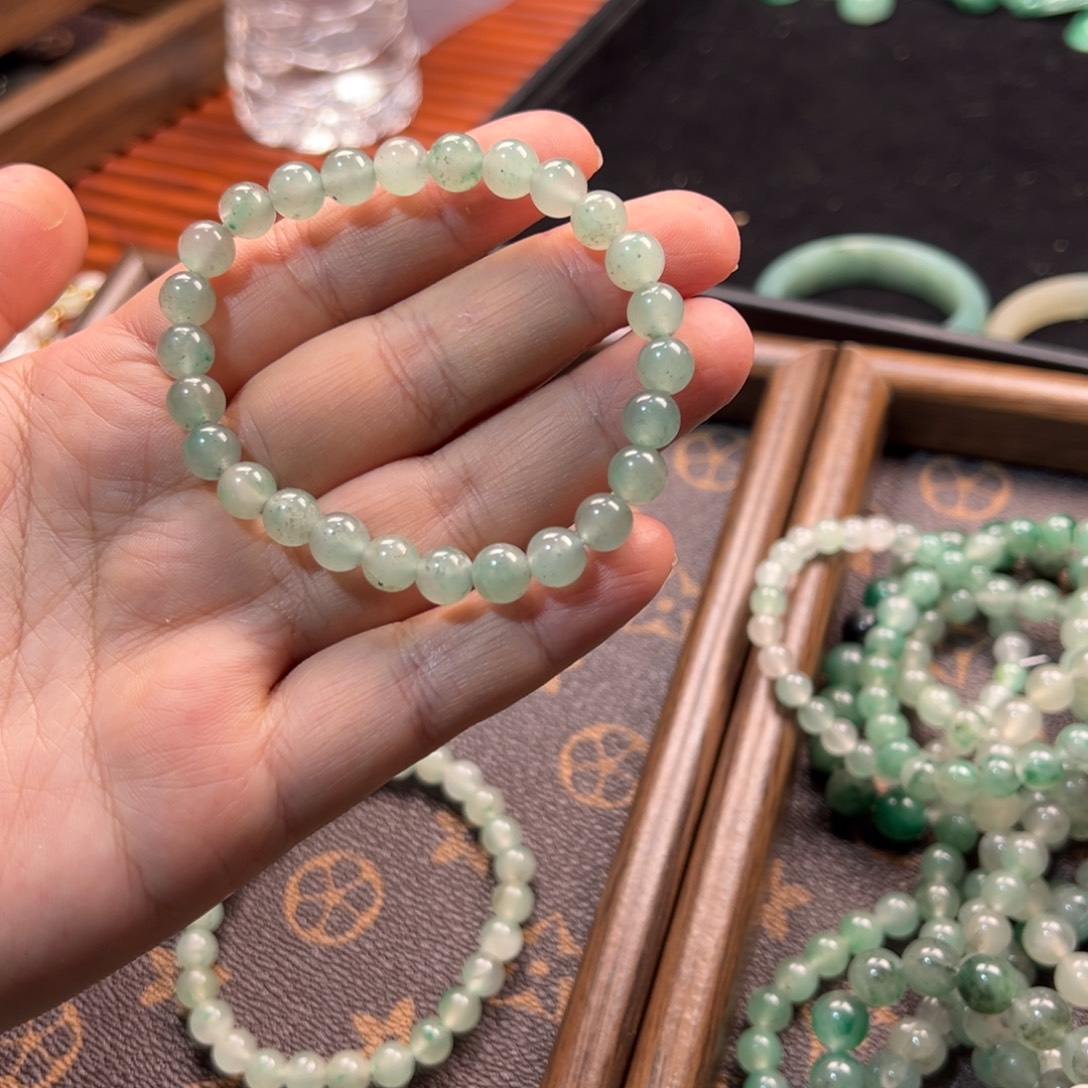 颈饰未镶嵌石英质玉（非洲翠）