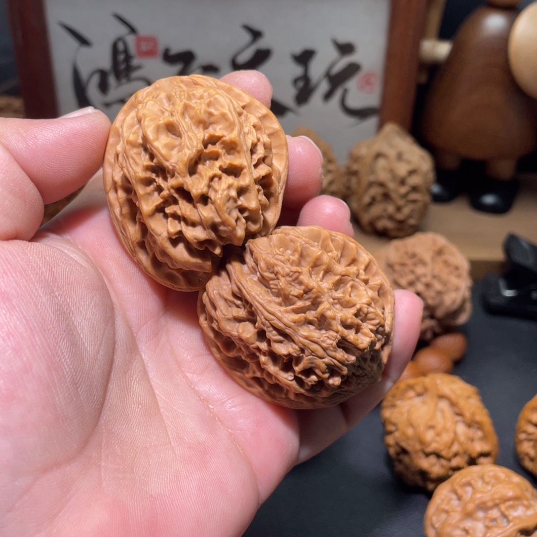 三***易桃核吊坠野牛有色差白尖瑕疵对