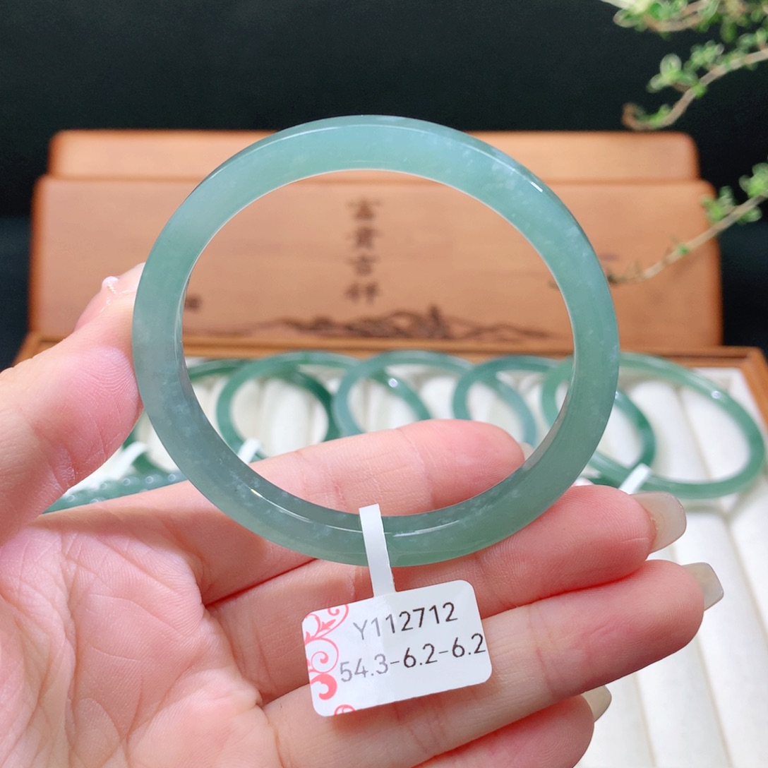 翡翠手镯未镶嵌天然