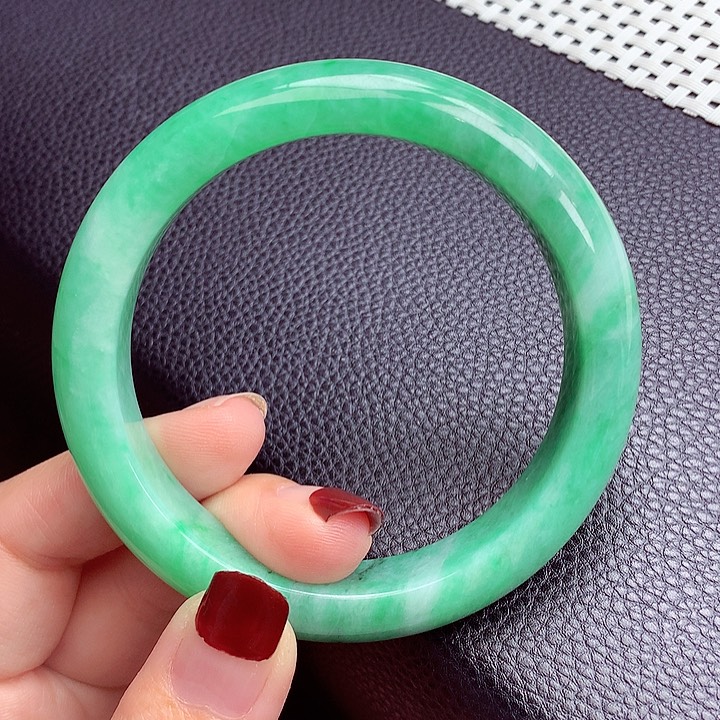 翡翠手镯未镶嵌翡翠