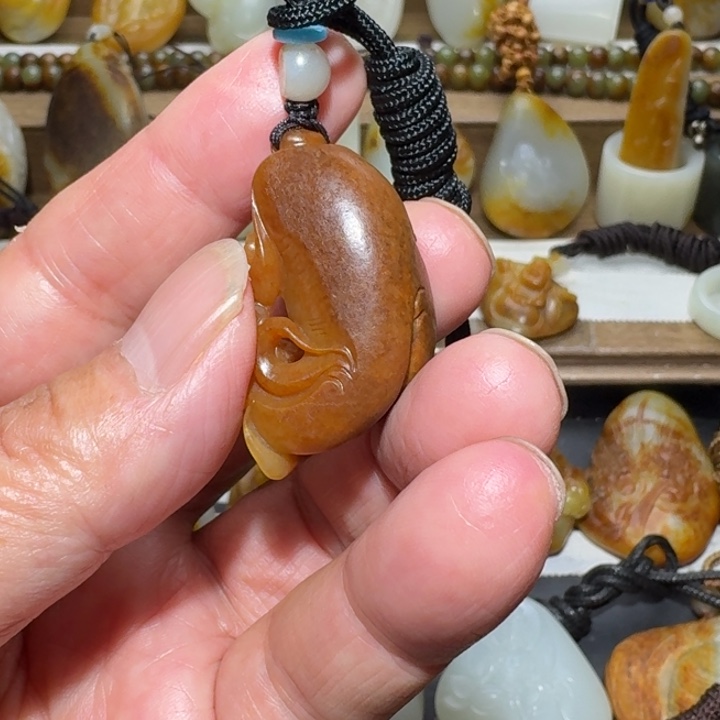 和田玉颈饰未镶嵌张****）