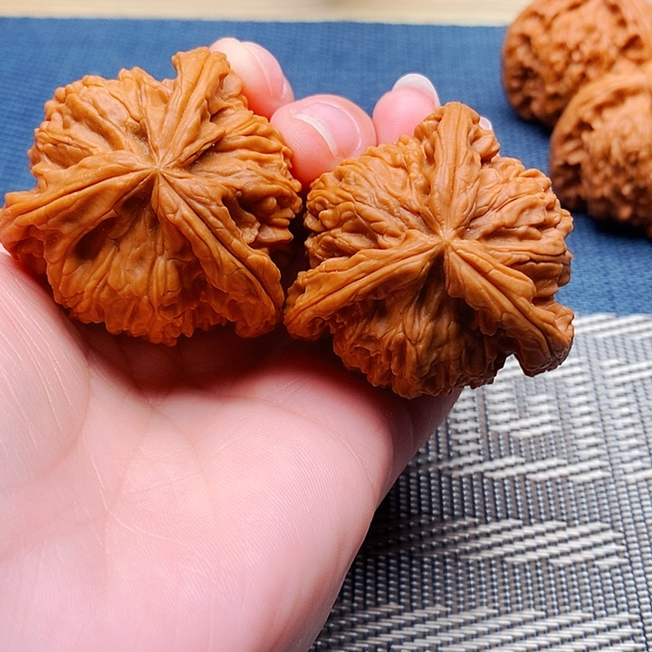 福***儿文玩核桃吊坠三棱
