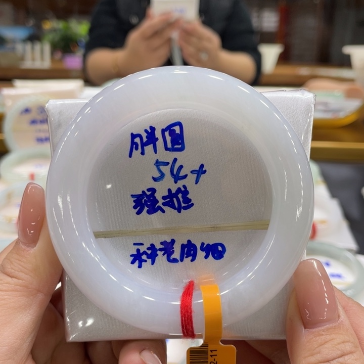 翡翠手镯未镶嵌翡翠