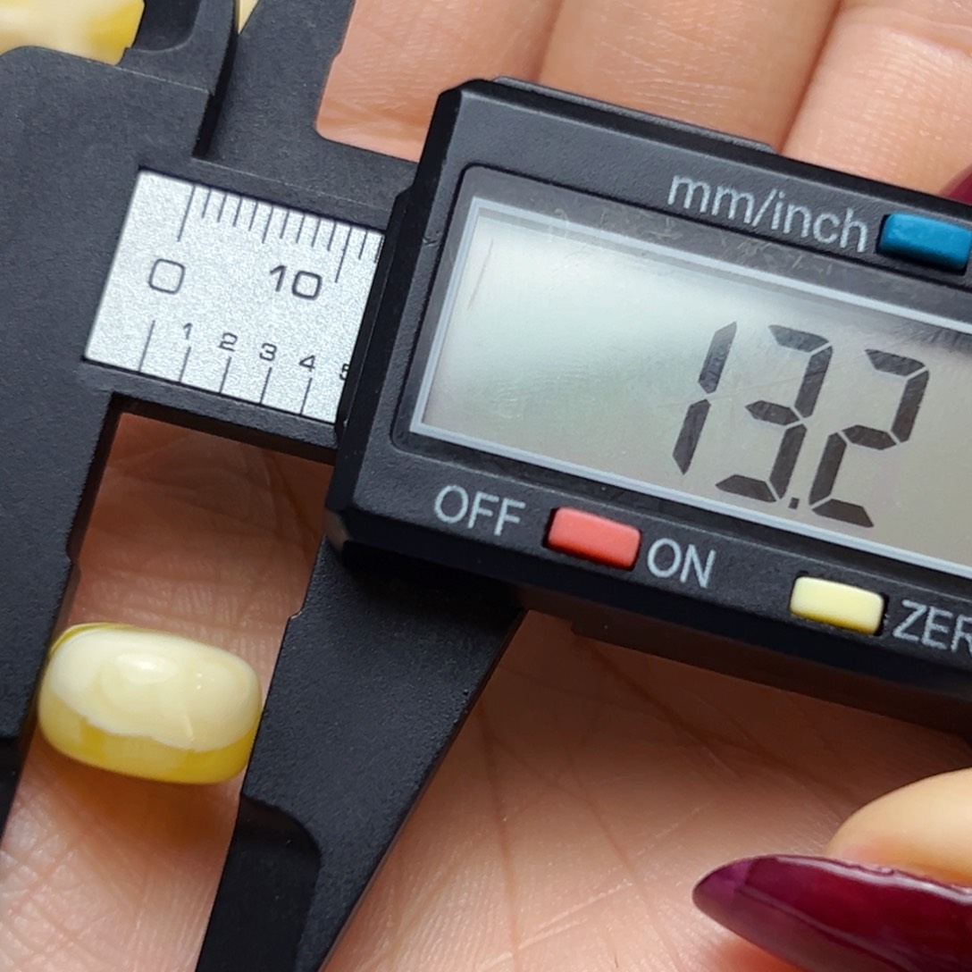 蜜蜡裸石未镶嵌13.2mm微瑕扣子