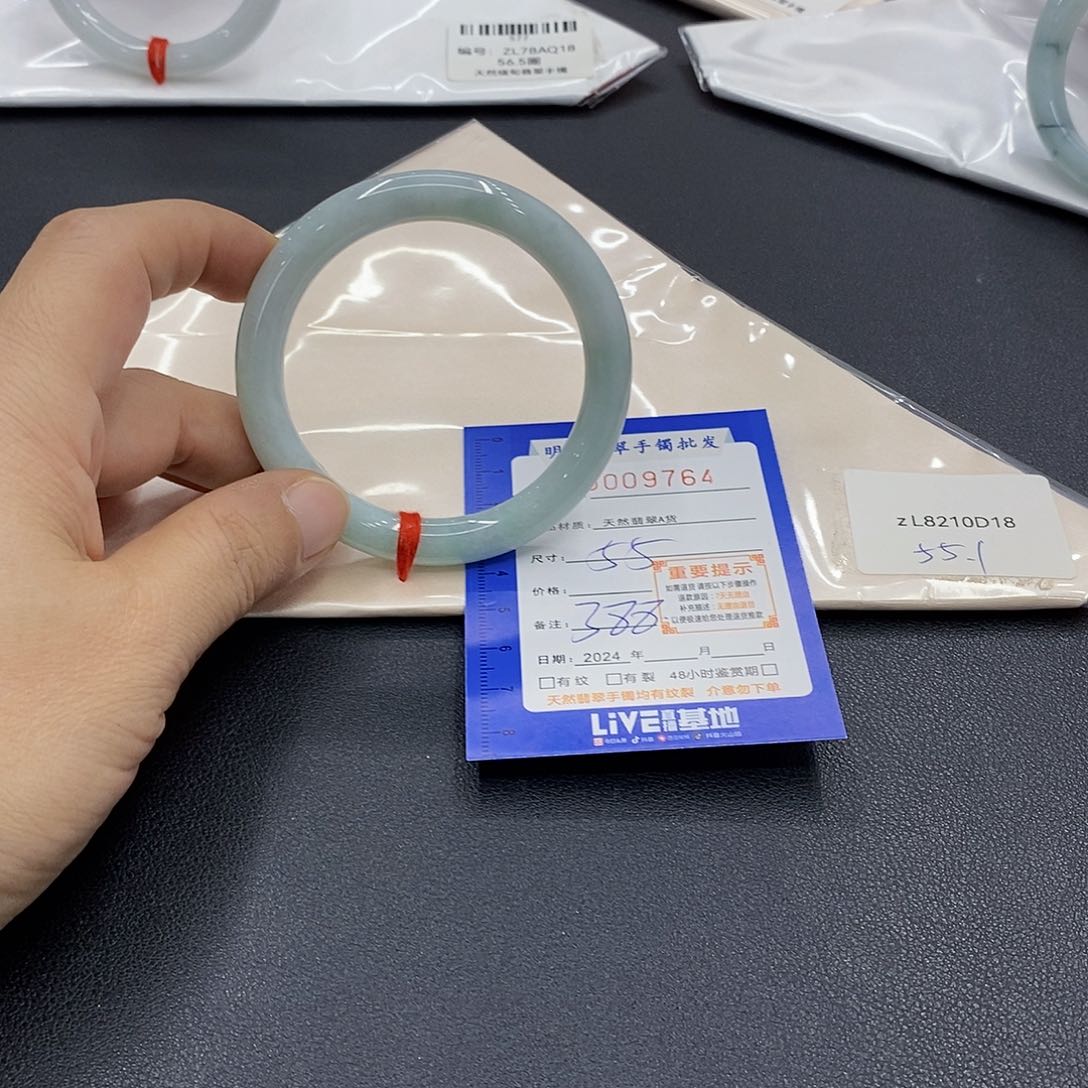 翡翠手镯未镶嵌翡翠手镯