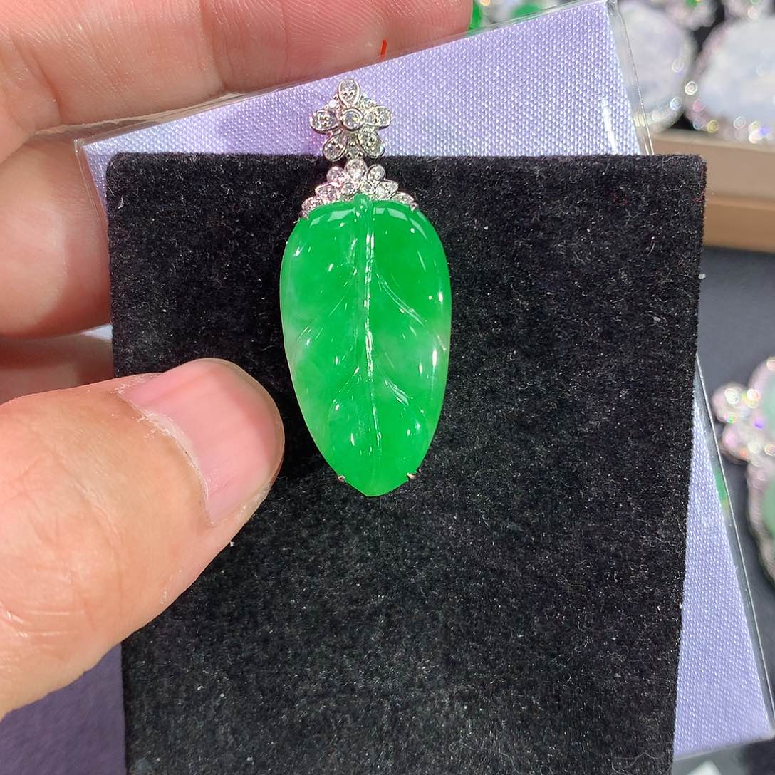 翡翠吊坠(赠链)18K金镶嵌