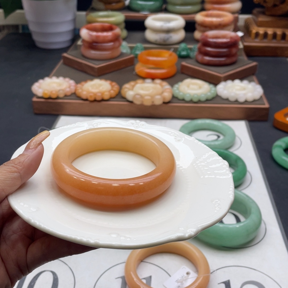 夕***限石英岩玉未镶嵌手镯