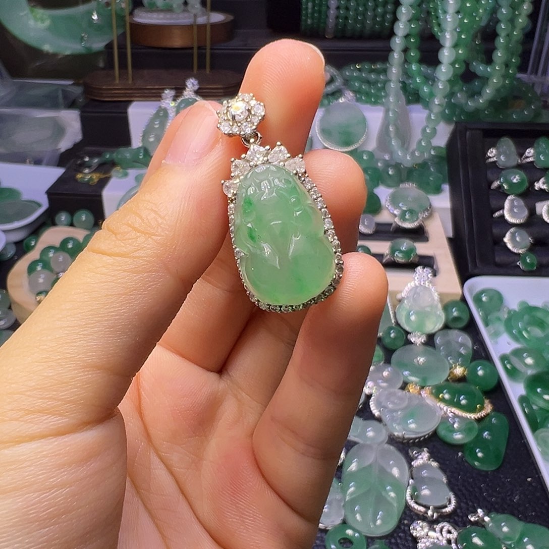 石英质玉（非洲翠）未镶嵌颈饰