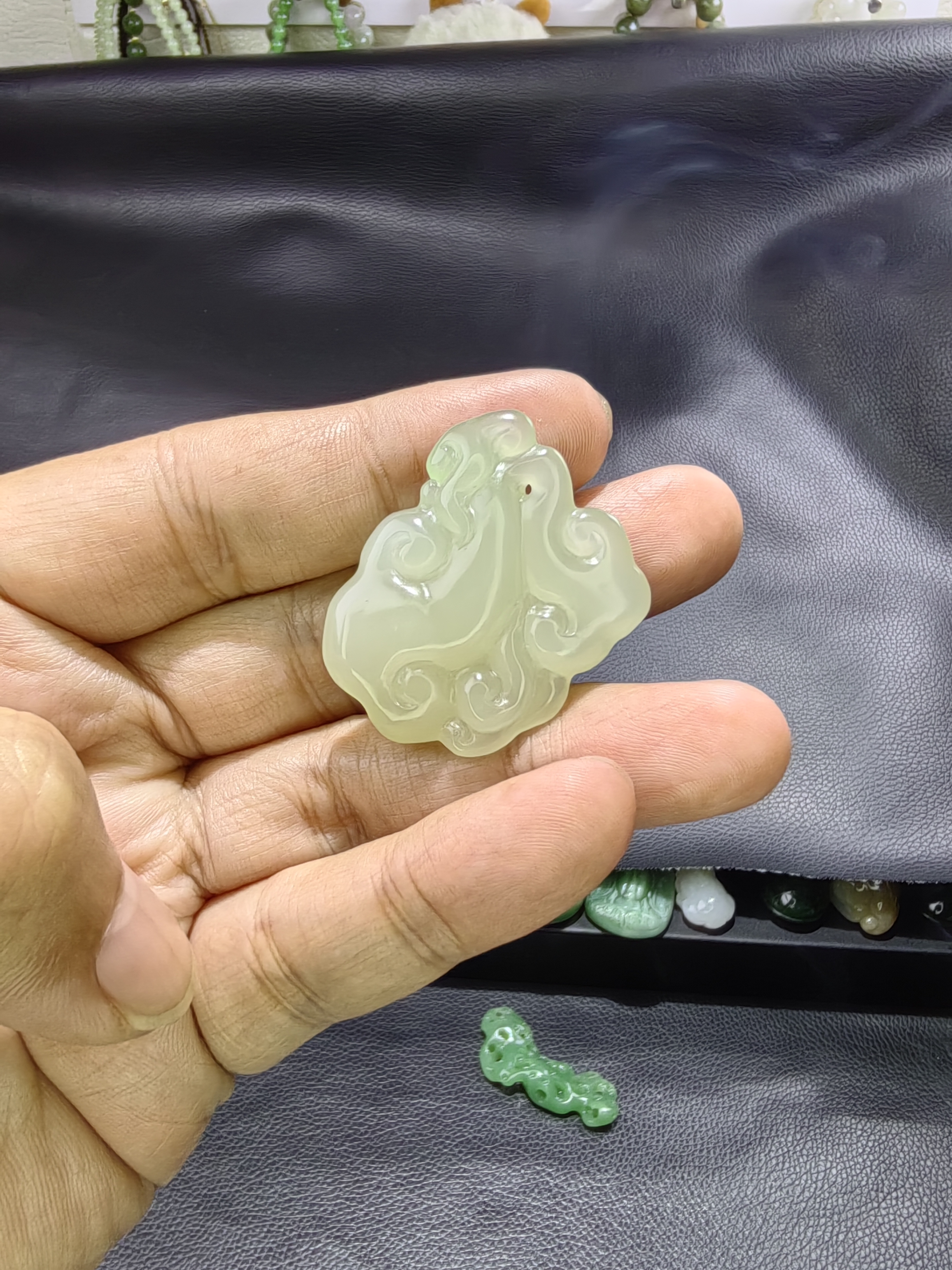 和田玉冰底猫眼袋翠青纯手工雕刻小祥云仿古小如意吊坠无结构