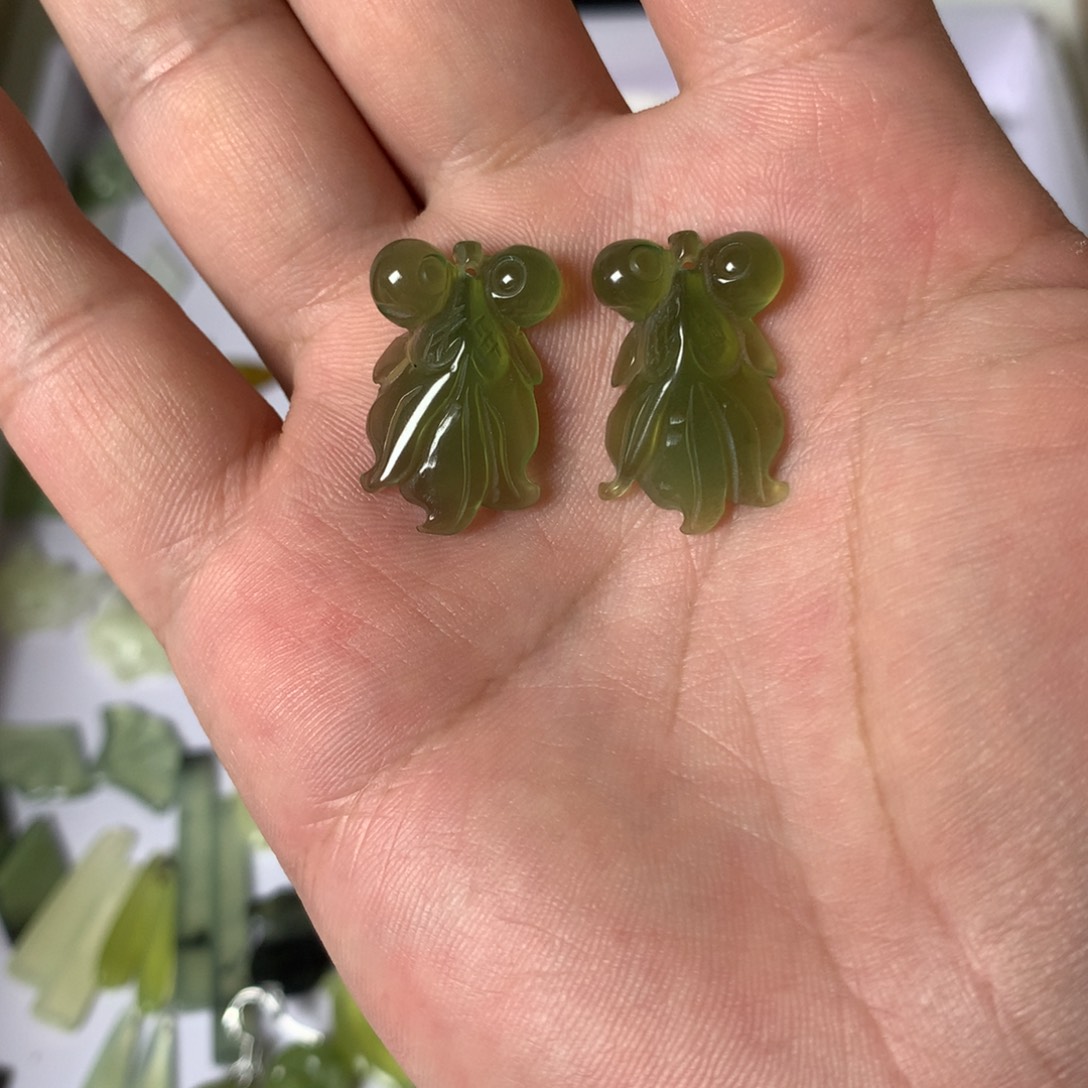未镶嵌蛇纹石玉耳环