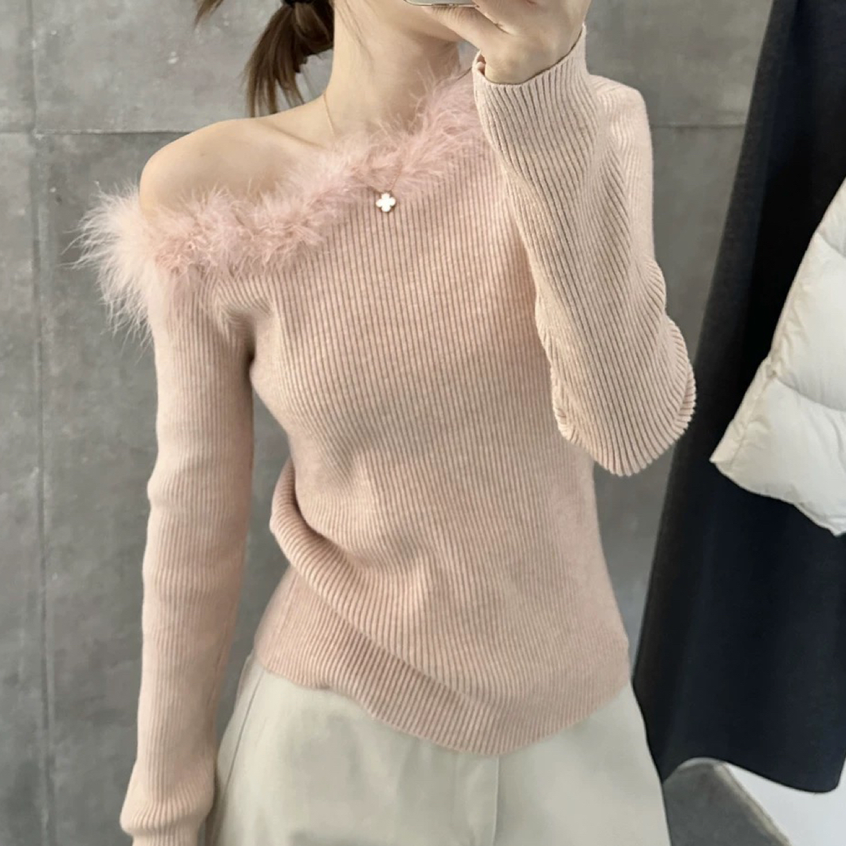 毛毛拼接设计感针织衫2025秋冬新款斜领露肩衫女气质修身显瘦上衣