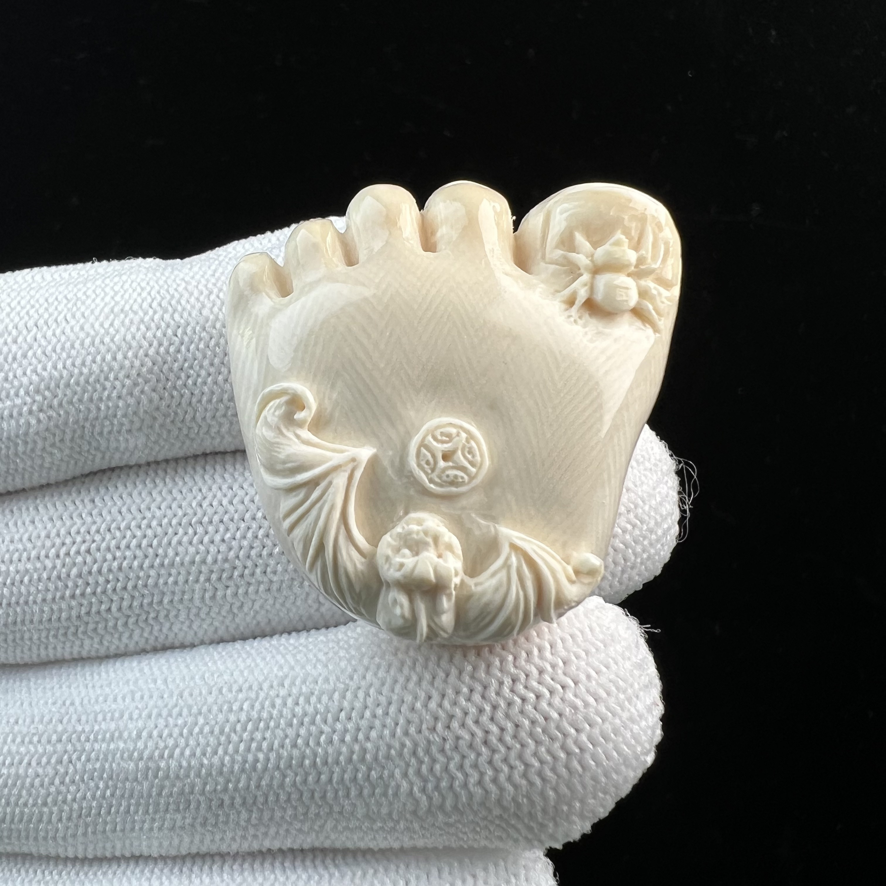 K5687天然猛犸牙雕刻 知足常乐 33*33*15mm支持鉴定 假一罚四