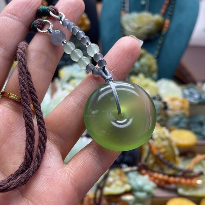 蛇纹石玉未镶嵌颈饰