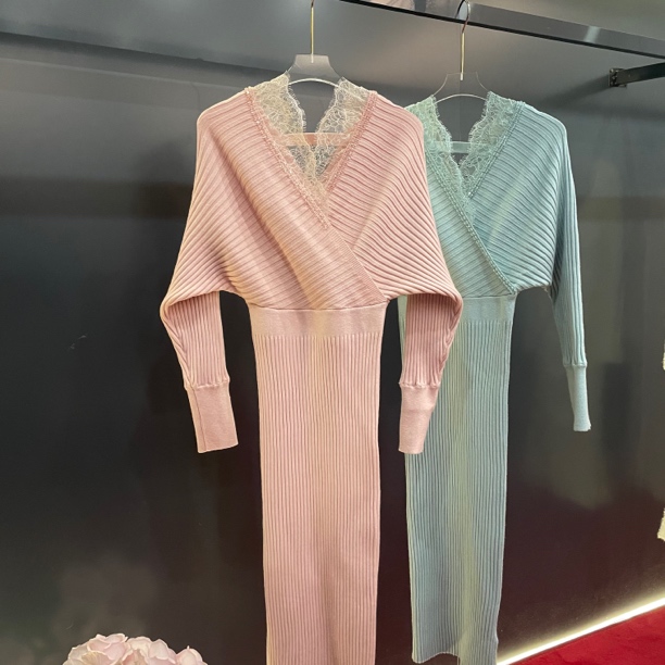 魅鹊 52602 秋冬新款蕾丝花边钉珠V领修身显瘦针织连衣裙