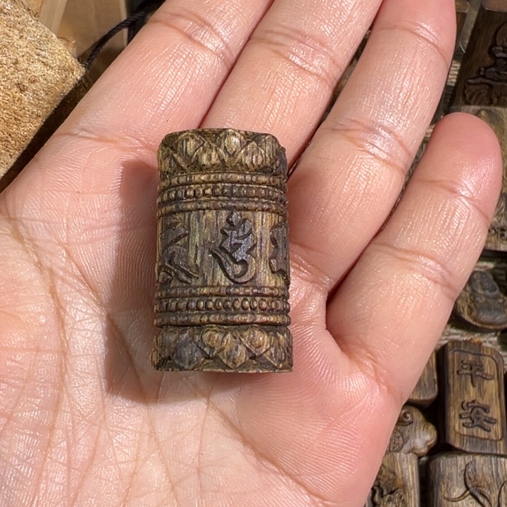 l***i沉香沉香碎屑紫棋楠沉香雕刻牌