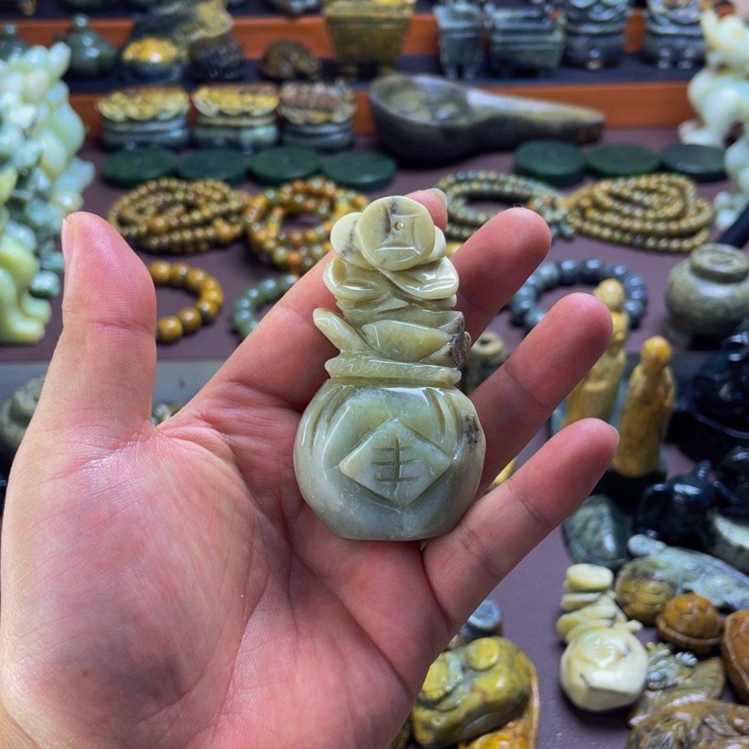 【闪购商品】未镶嵌岫岩河磨玉（透闪石质玉）挂件
