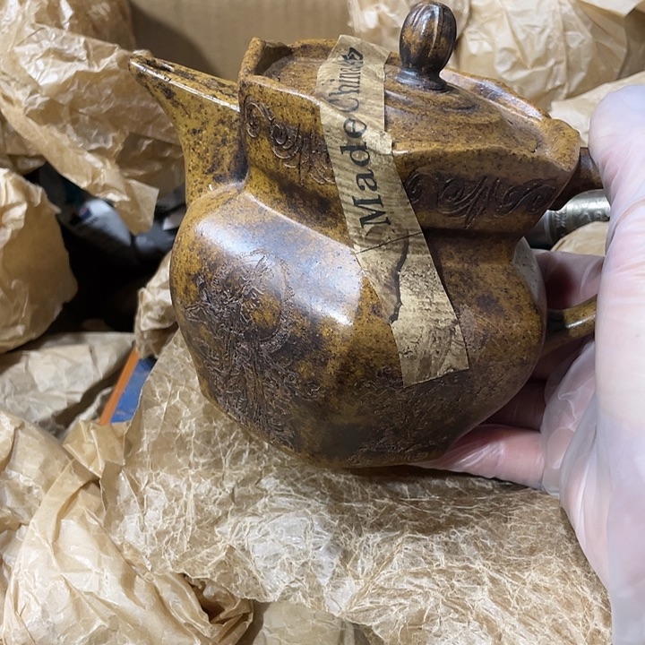 茶壶紫砂原矿泥料手工制作的一把紫砂壶。