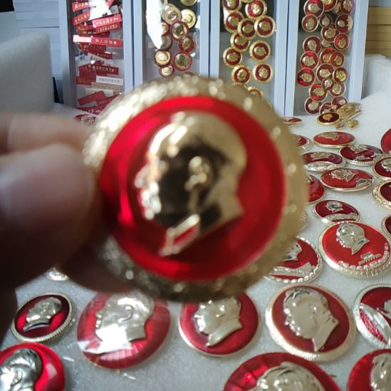 典***谟典谟老师爷爷金属像章