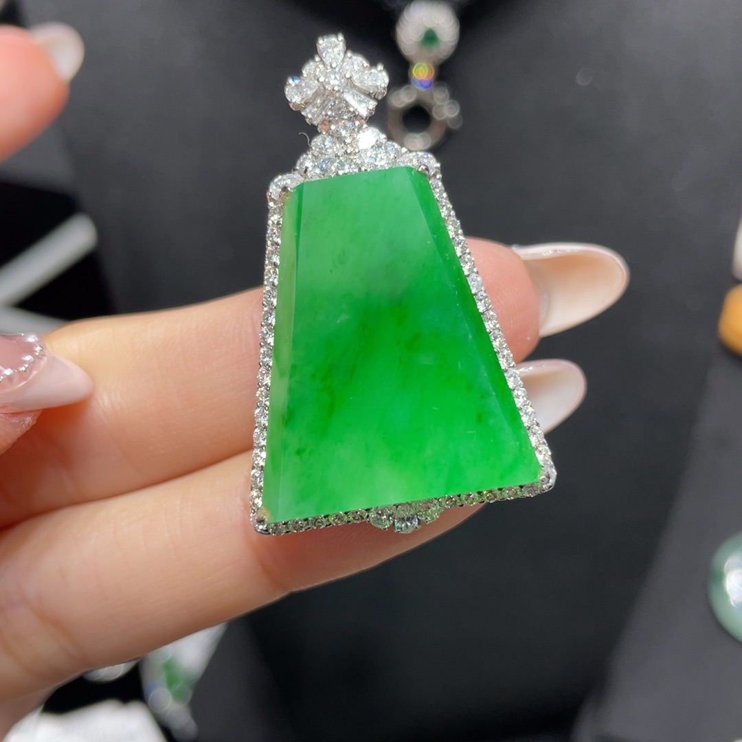 翡翠颈饰18K金镶嵌天然缅甸翡翠a货