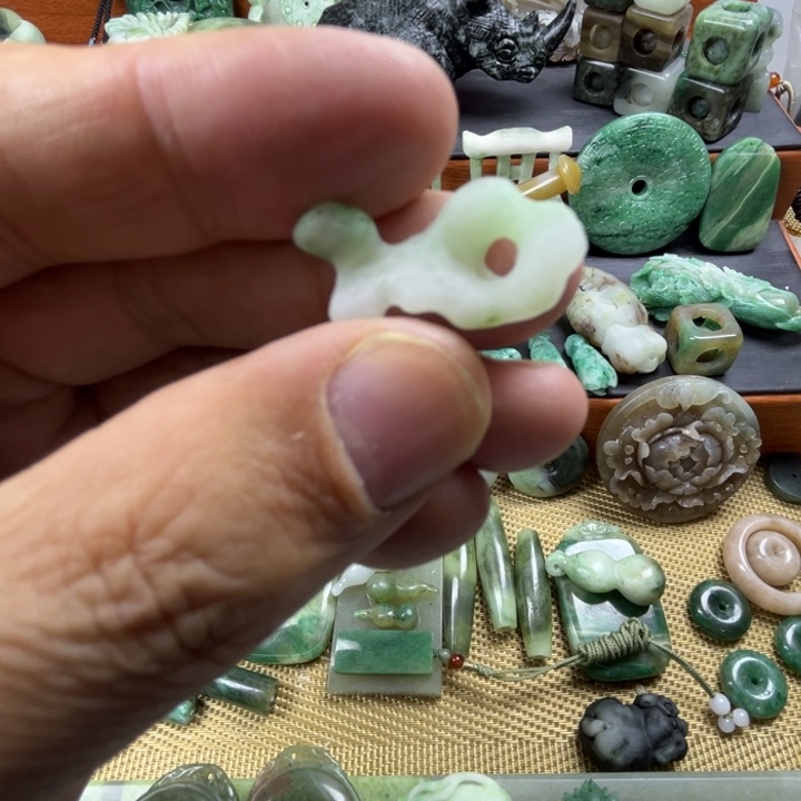 独山玉未镶嵌珠宝半成品