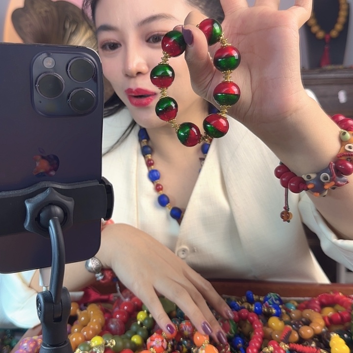 玻璃颈饰老琉璃的故事是一个人